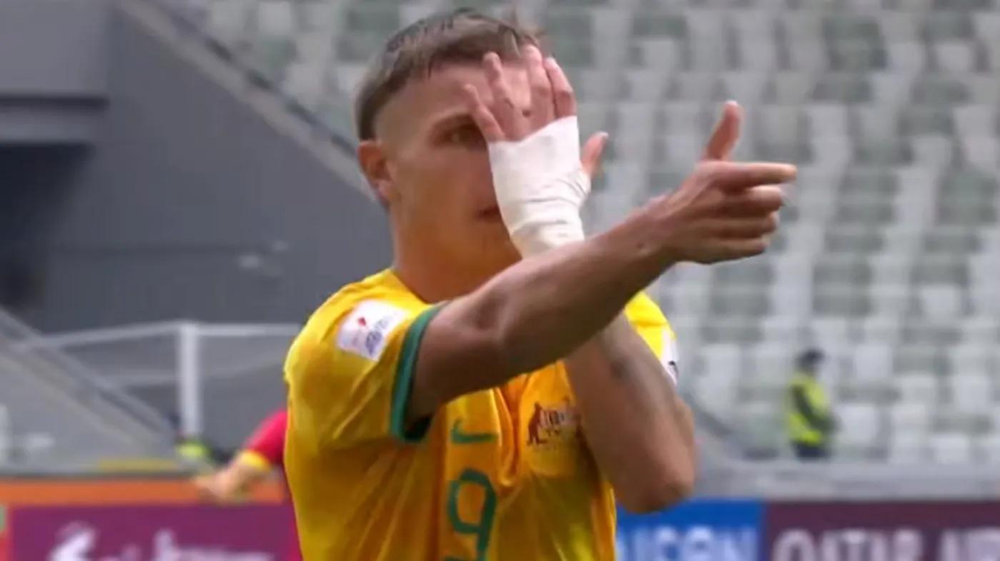 包含切尔西场边指挥情绪激动，多特蒙德队员怒摔水瓶的词条